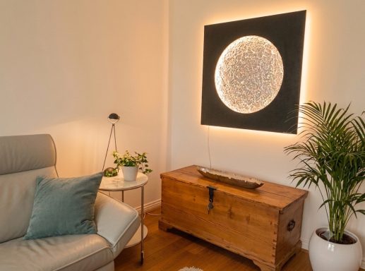 Wohnzimmer mit Lichtkunstwerk von Katrin Geller
