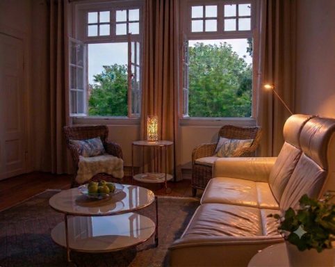 Wohnzimmer bei Dämmerung